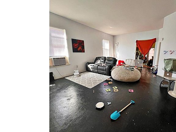 3rd image of 101 Trafalgar Dr