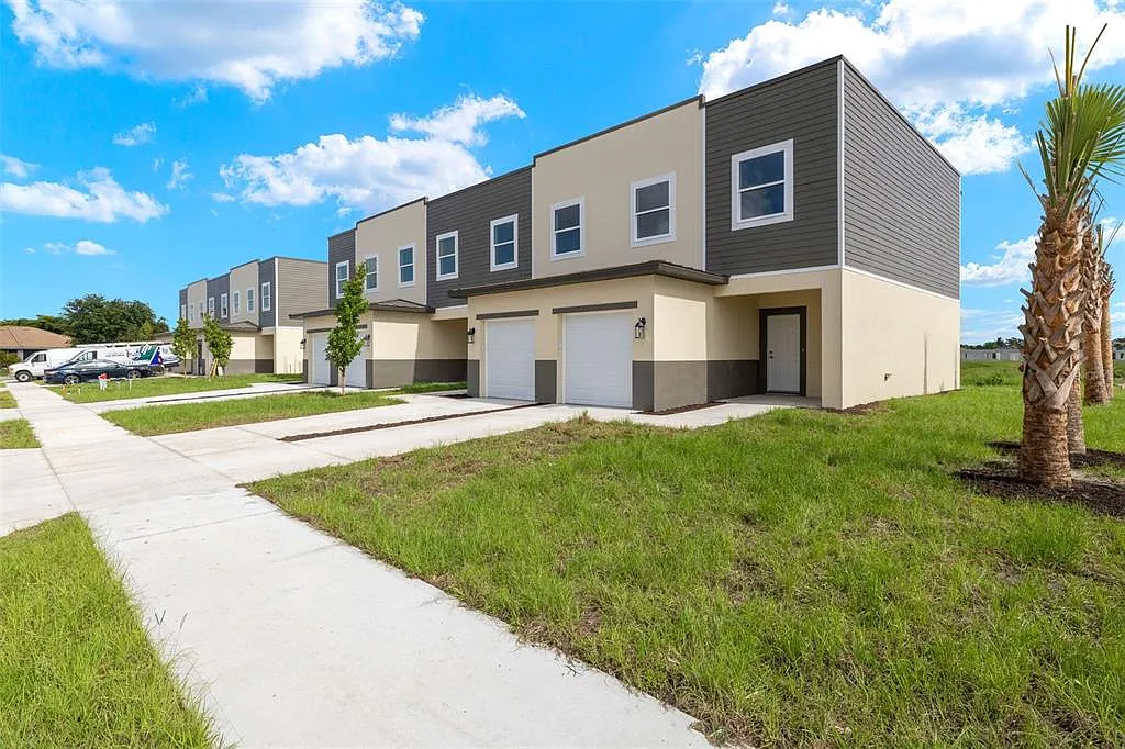 3 bed, 2.5 bath, 1265 sqft, $2,100 — Photo 4