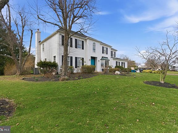 3rd image of 32 Marian Cir