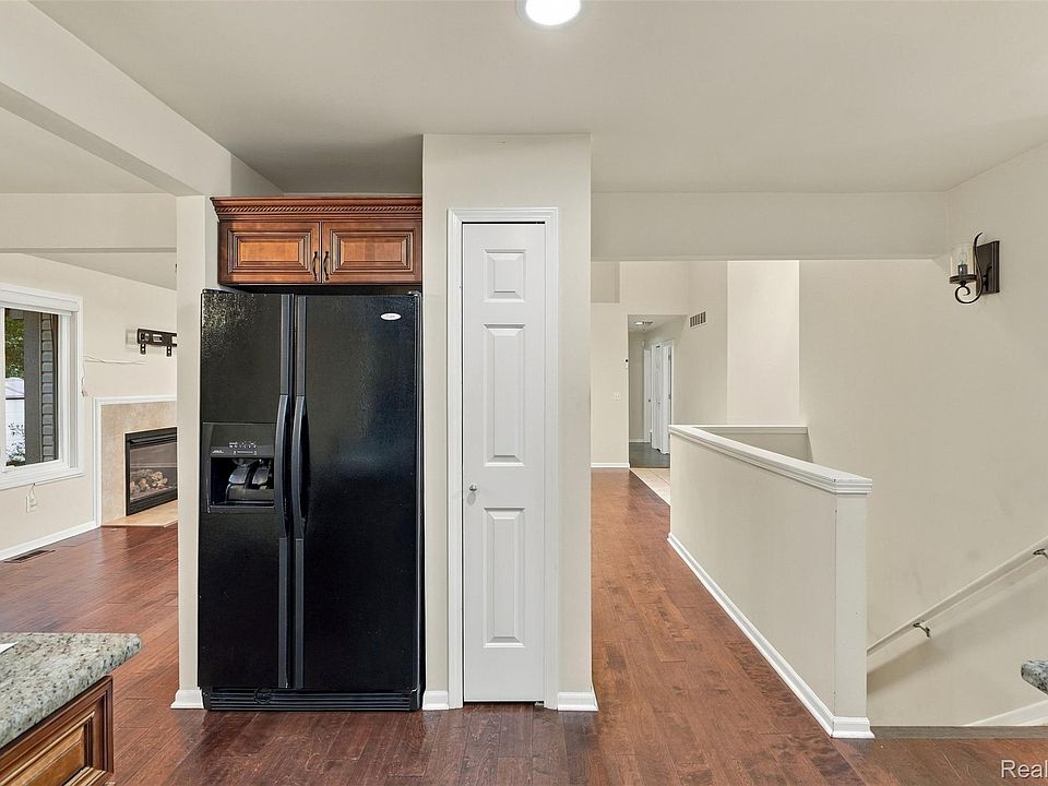 50576 Commons Dr, photo 10