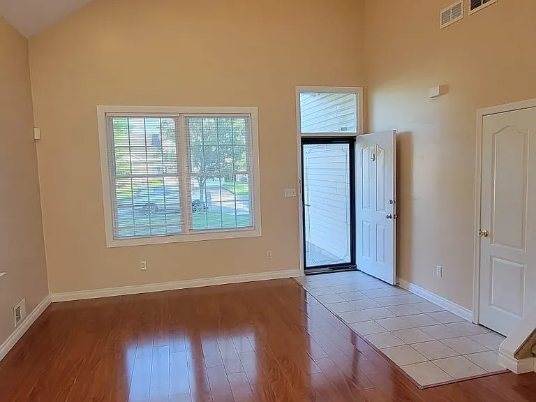 1081 Matthew St — Photo 5