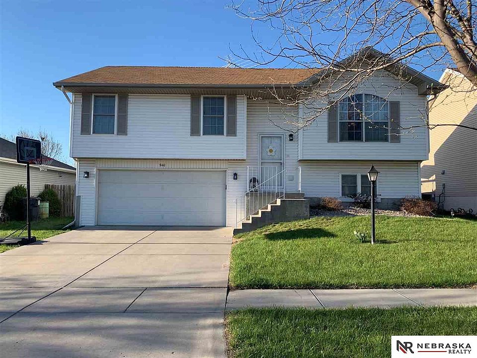 1st image of 940 W Grassland Pl