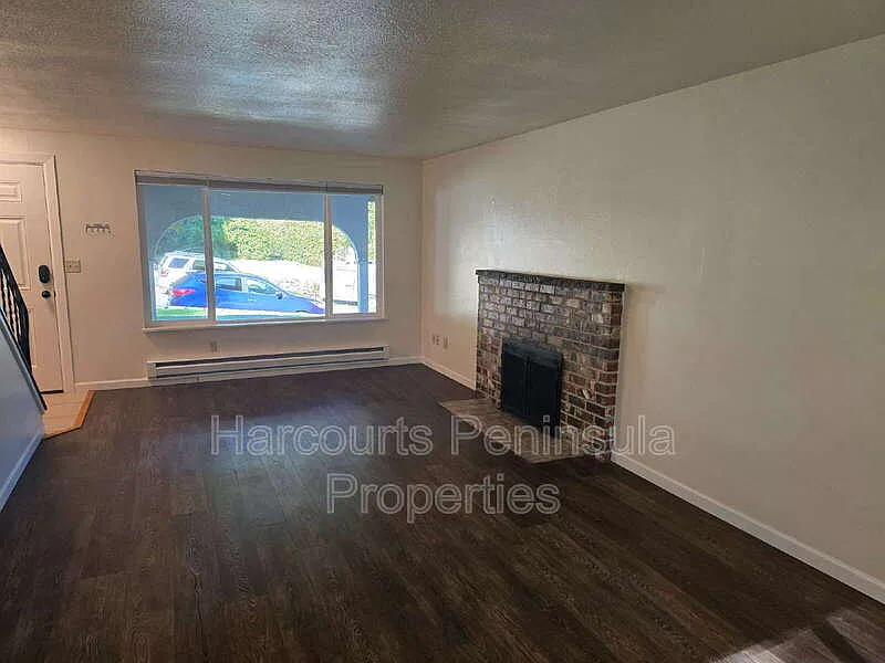 2 bed, 1.5 bath, 1079 sqft, $2,050 — Photo 3