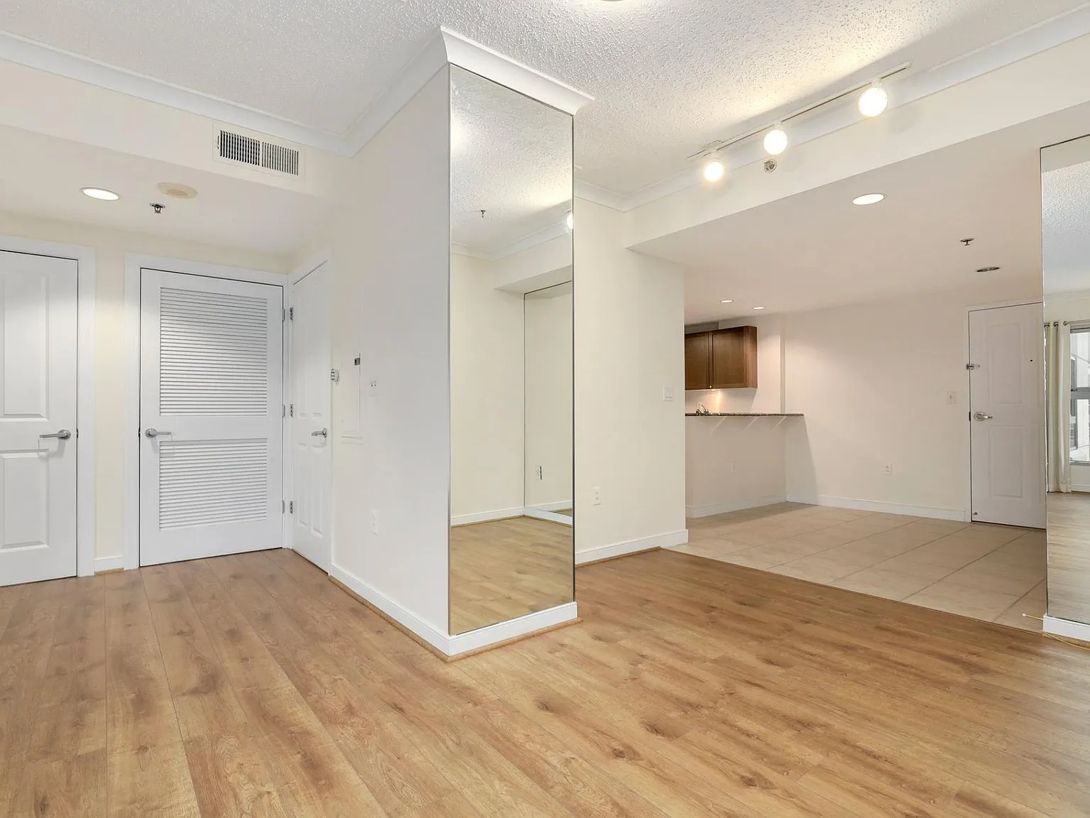 1 bed, 787 sqft, $2,350 — Photo 4