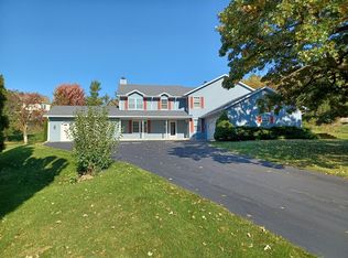 1445 Meadowcreek Ct, Pewaukee, WI 53072