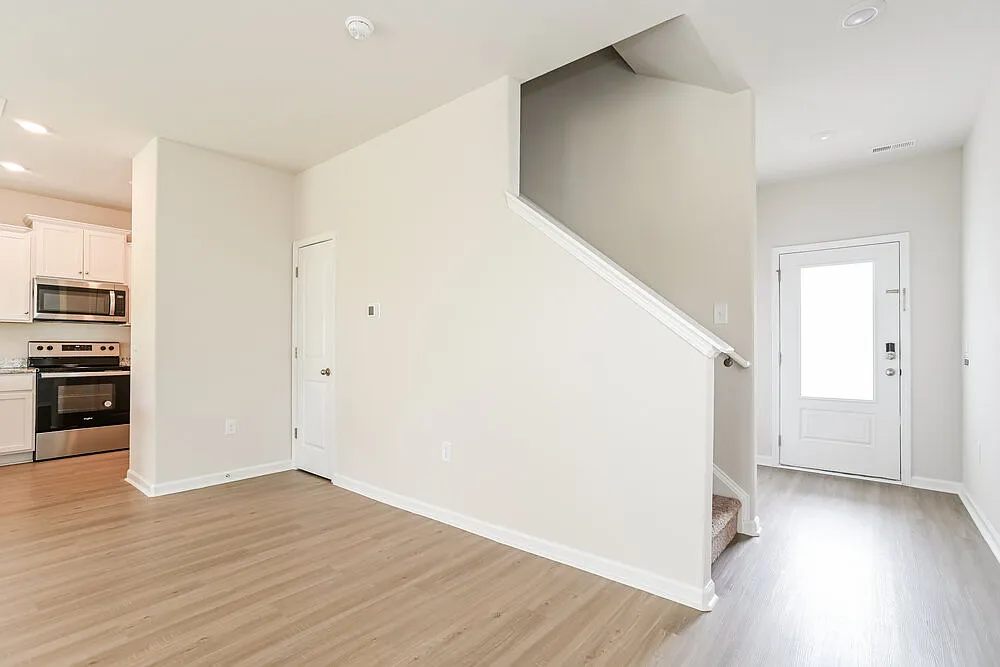 3 bed, 2.5 bath, 1679 sqft, $2,100 — Photo 4