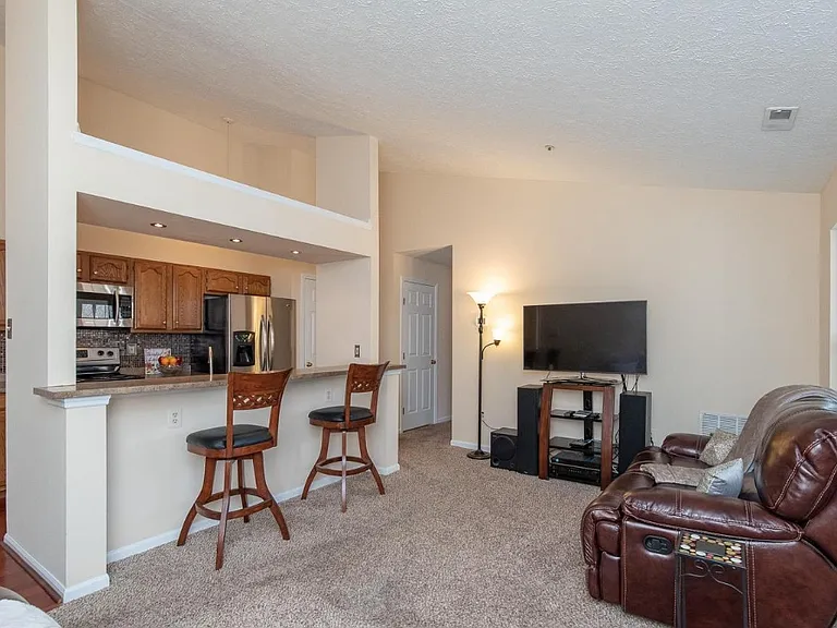 1002 Markham Ct #M — Photo 11