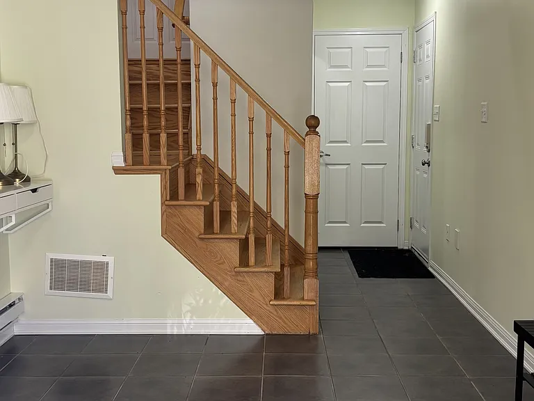 52 Ayers Cres — Photo 4