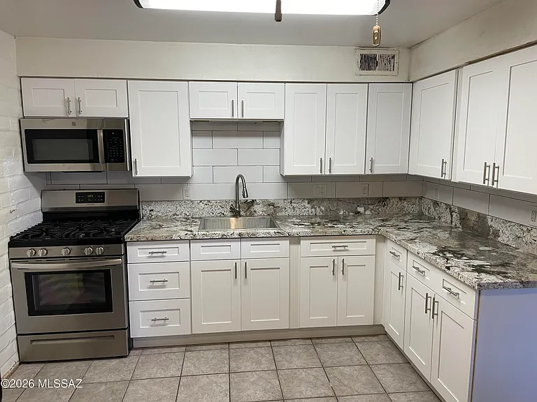 3241 E Monte Vista Dr — Photo 1