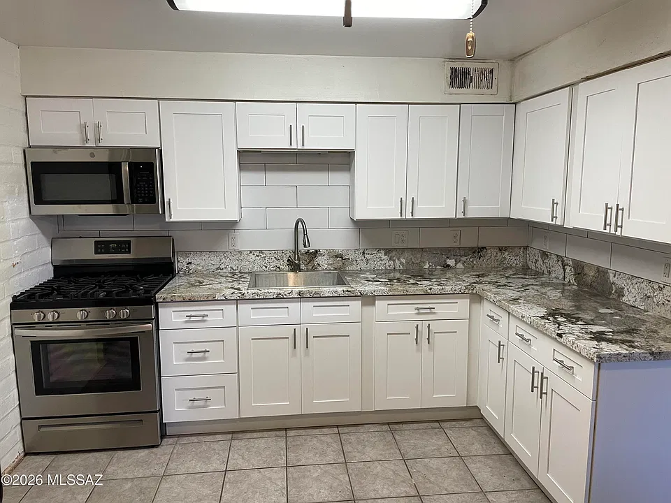 3241 E Monte Vista Dr