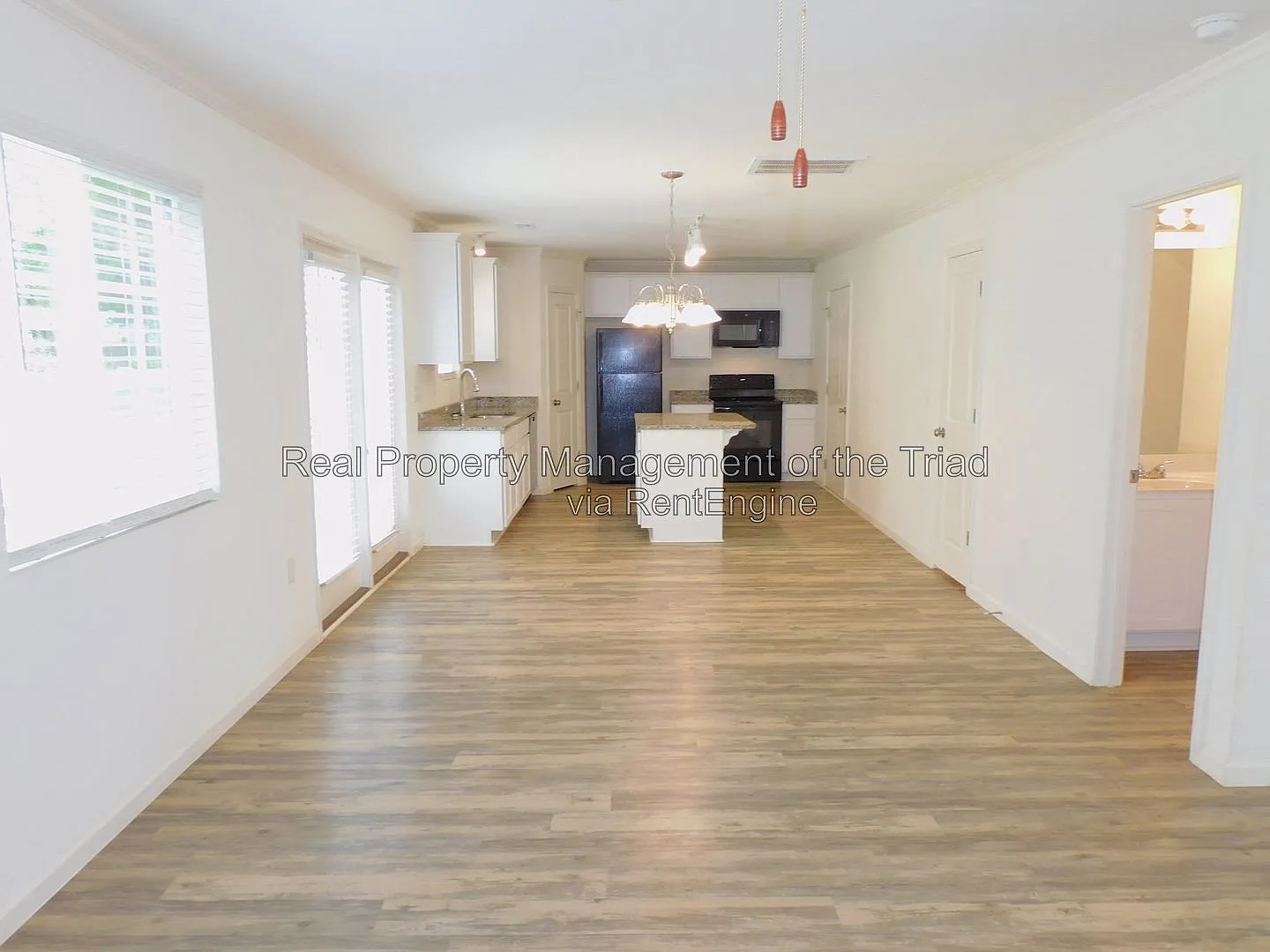 4 bed, 2.5 bath, 2100 sqft, $2,095 — Photo 4