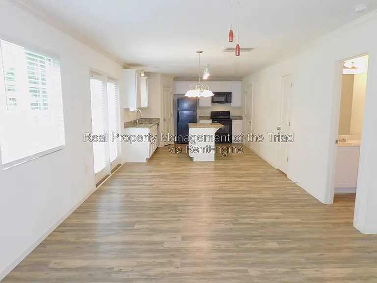 719 Torbay Dr — Photo 4