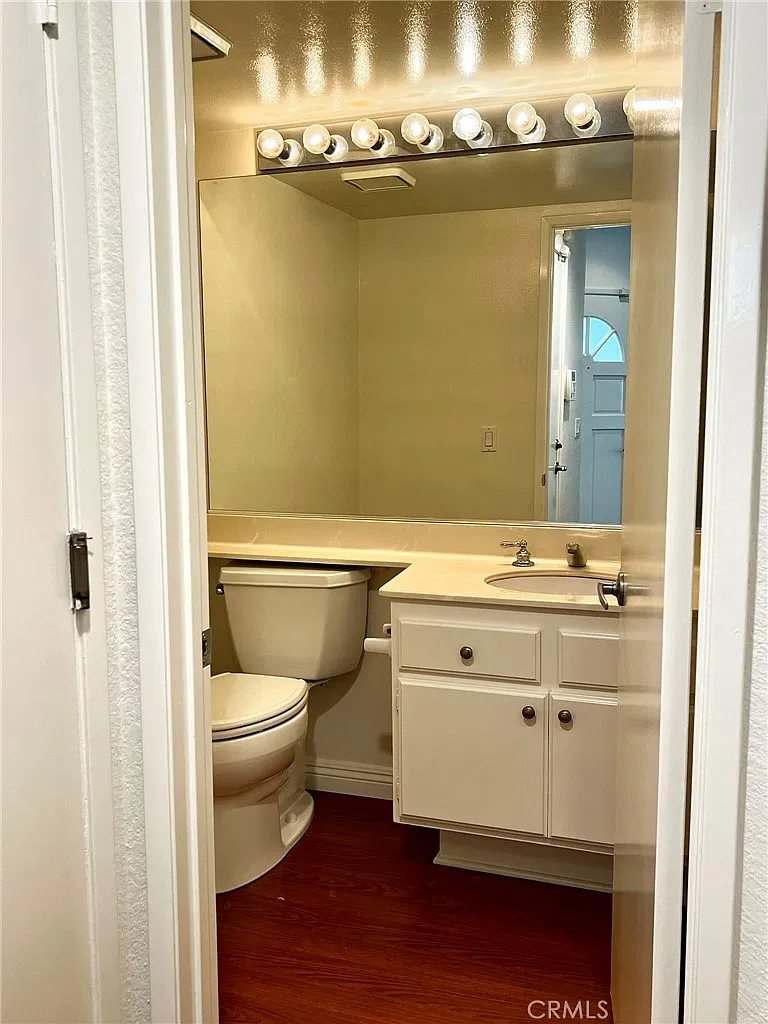 2 bed, 2.5 bath, 1300 sqft, $3,950 — Photo 4