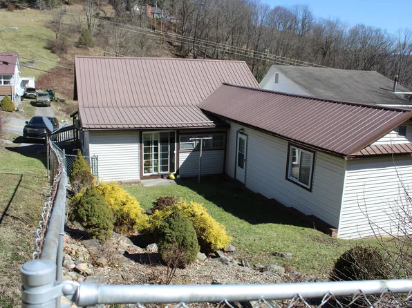 79 Oakford Ave, Richwood, WV 26261