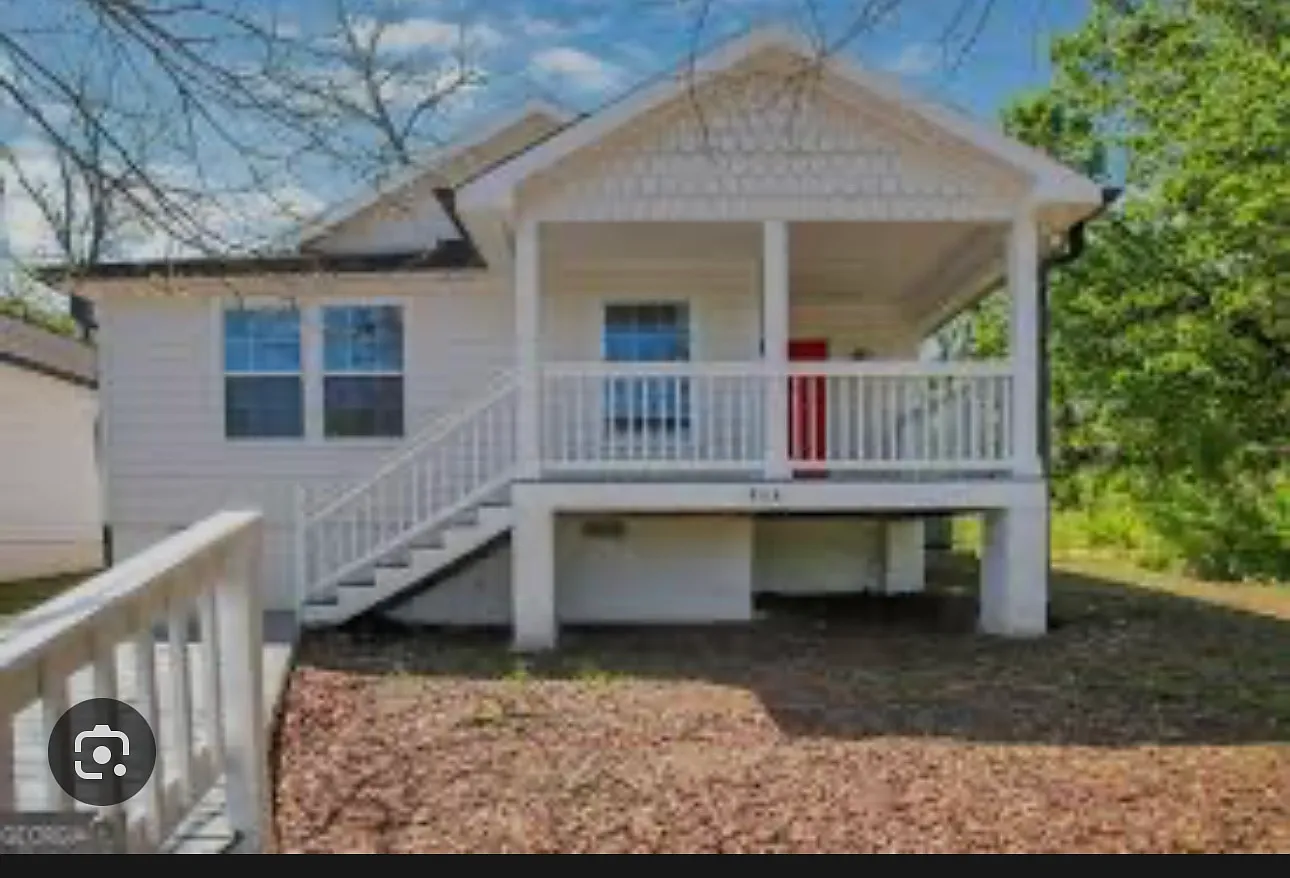 3 bed, 1300 sqft, $2,400 — Photo 3