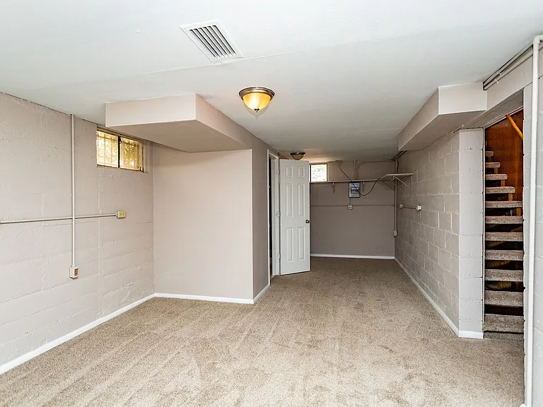 922 E High St — Photo 22