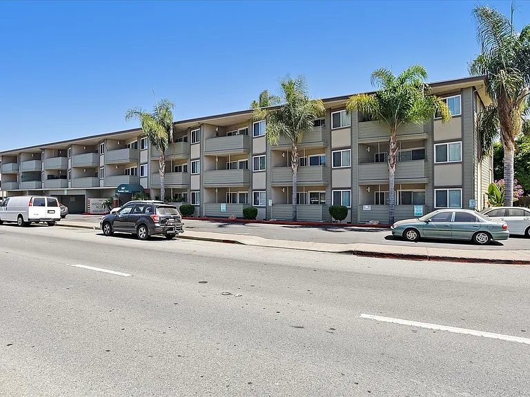 Woodside Court Apartments — Photo 1