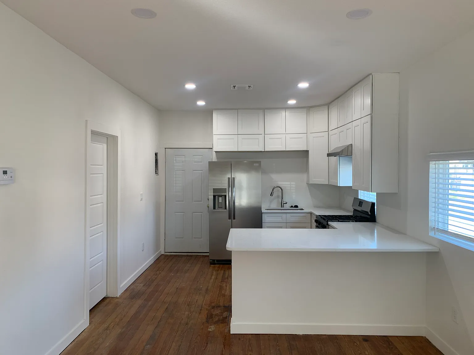 930 W Ridgewood Ct — Photo 2
