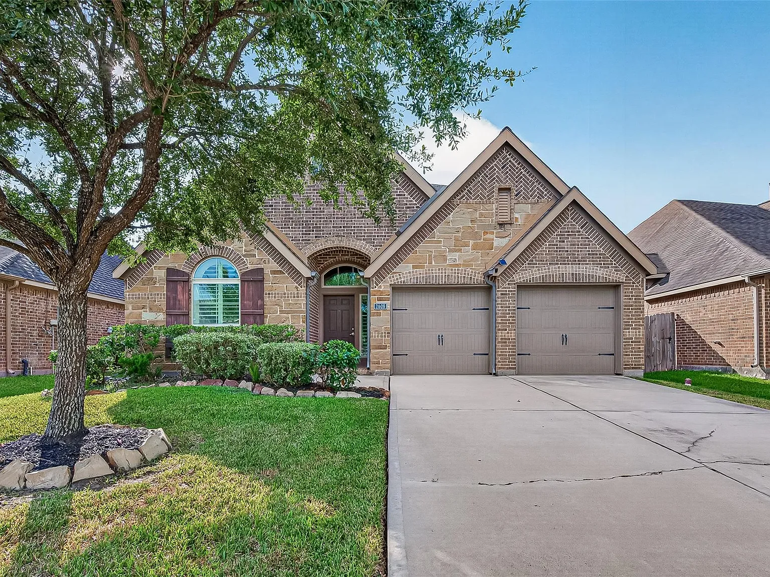 4 bed, 2.0 bath, 2218 sqft, $2,750 — Photo 1
