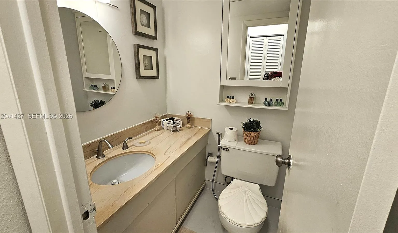 Hemispheres Condo — Photo 3