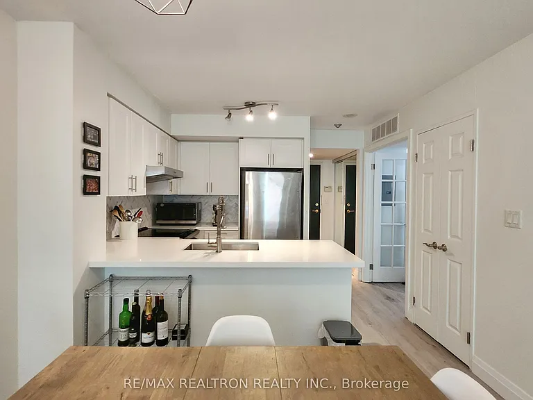 230 King St E #511 — Photo 6