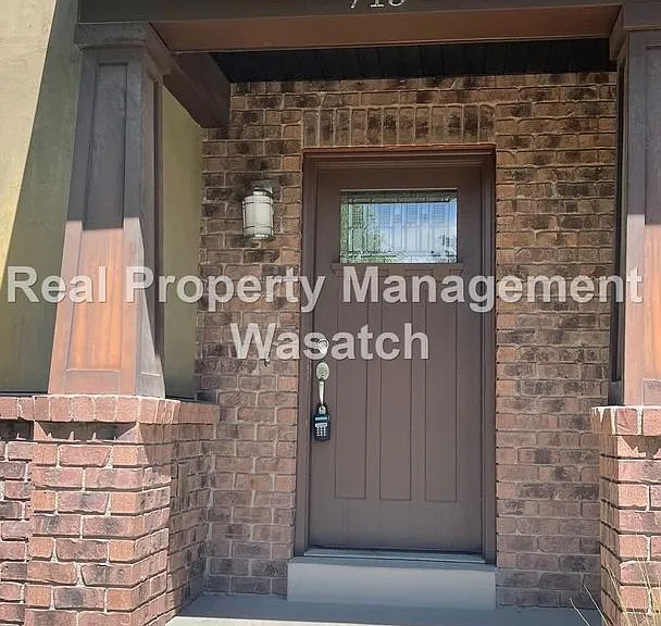 715 E Harrison Ave — Photo 2