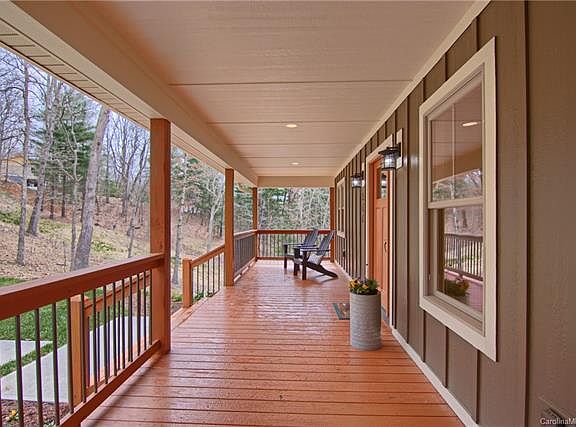 3rd image of 527 Rockmoor Way