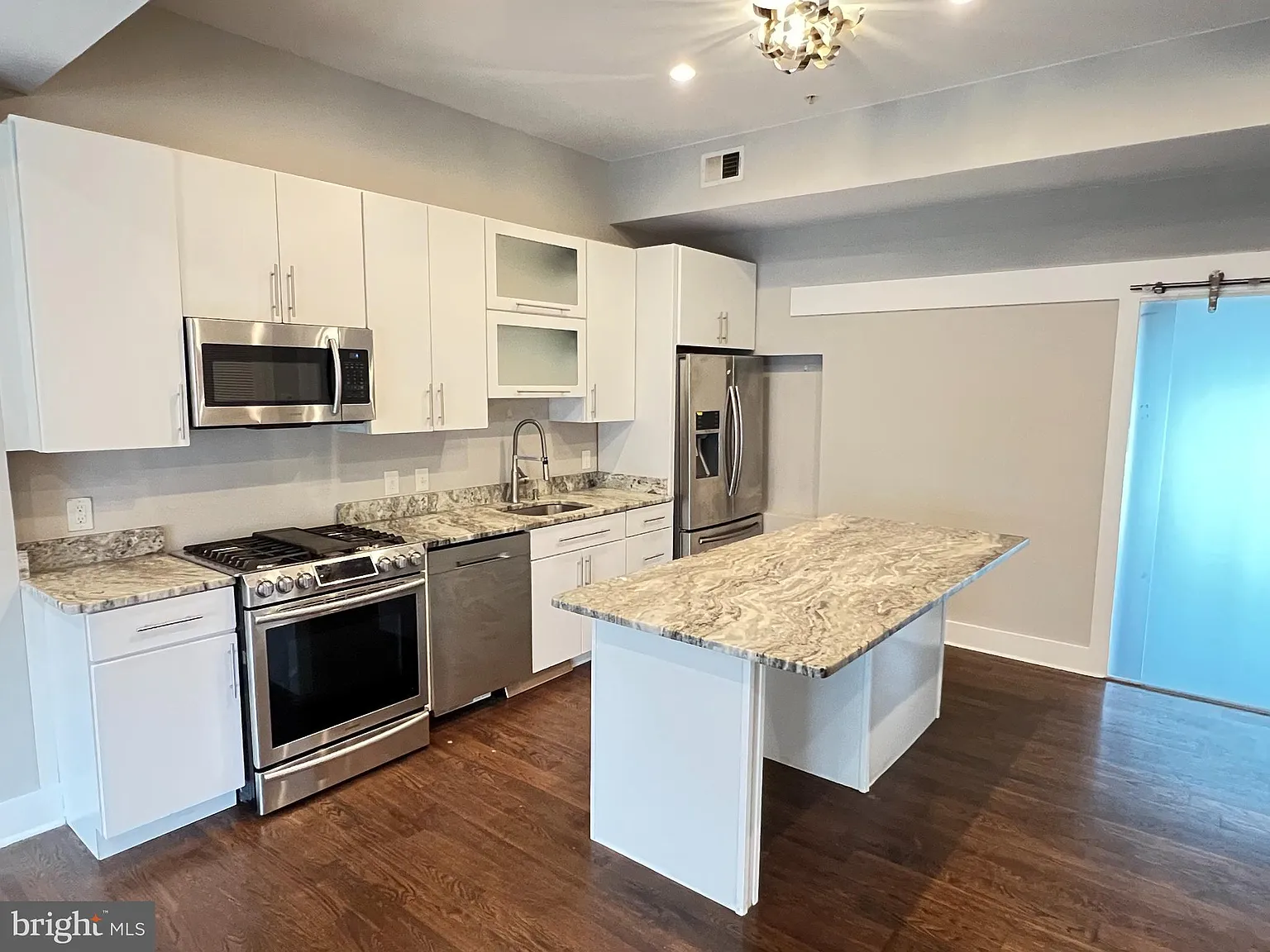 3 bed, 1620 sqft, $3,999 — Photo 3