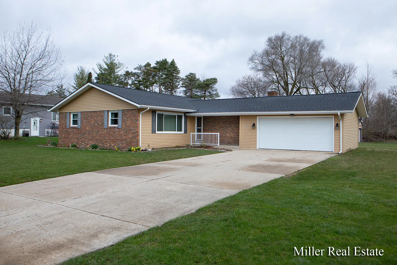 155 E North St photo 1