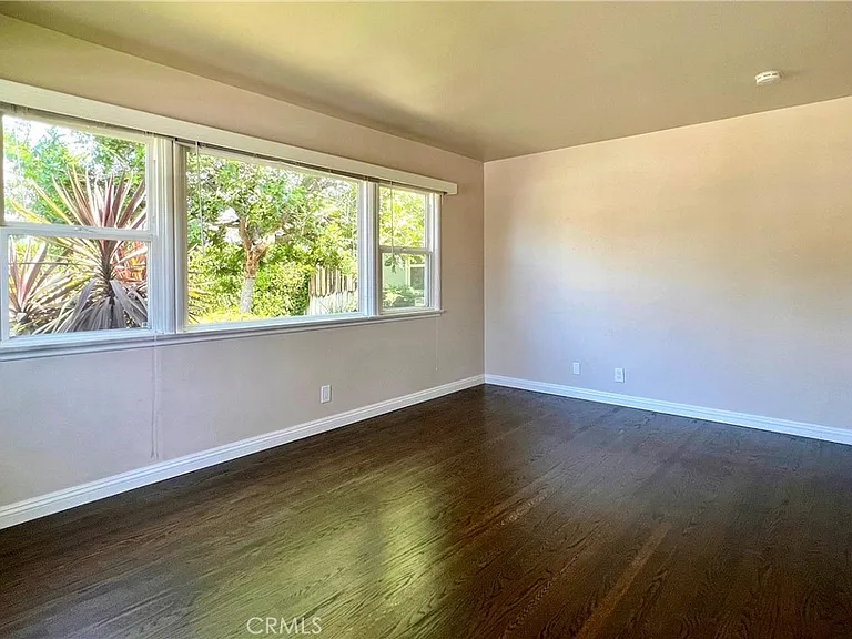 240 N Shamrock Ave — Photo 3