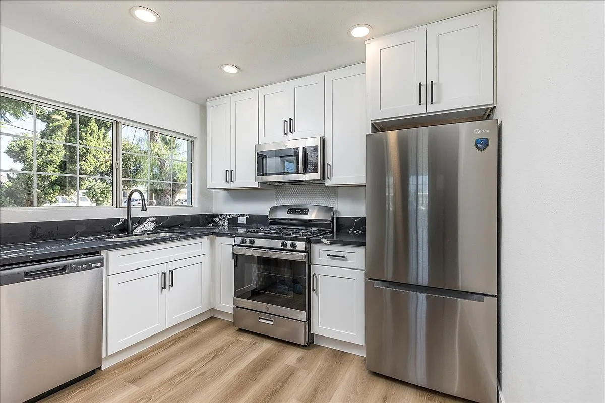 2 bed, 1100 sqft, $2,800 — Photo 2