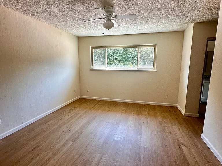 5042 Glide Dr #11 — Photo 11