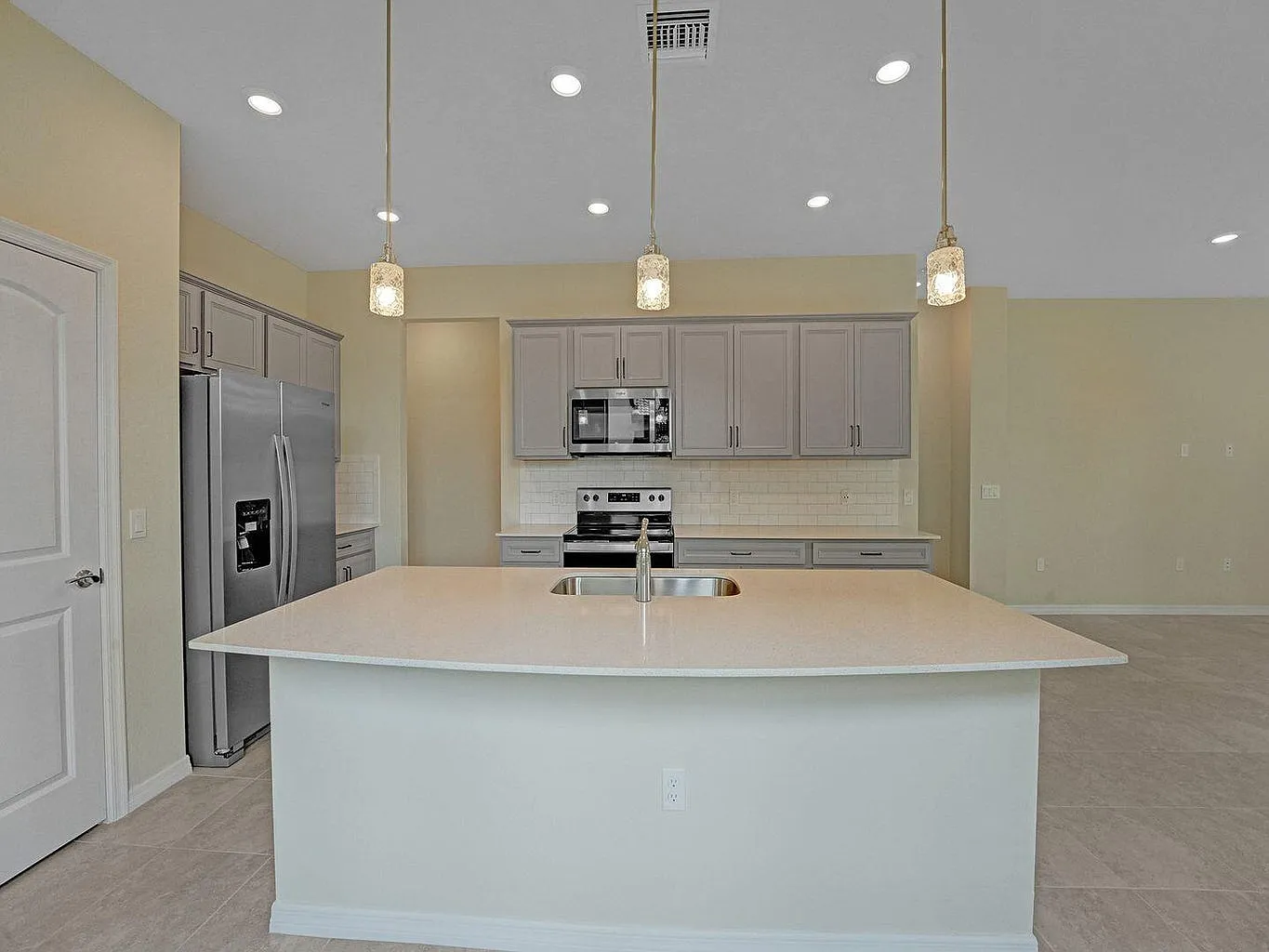 3 bed, 2.5 bath, 1826 sqft, $3,400 — Photo 3
