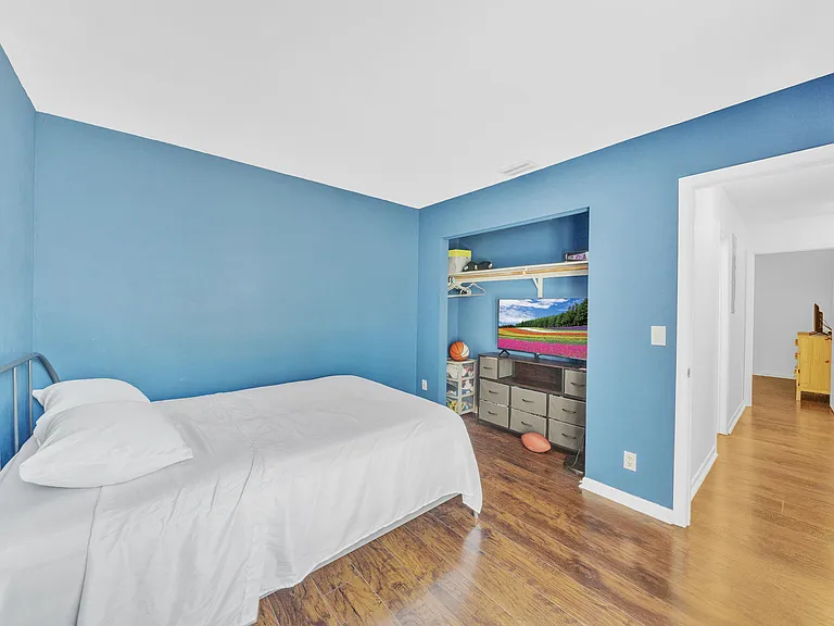 235 NW 15th St — Photo 38
