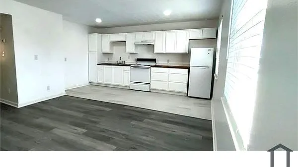 6514 Hackel Dr — Photo 2