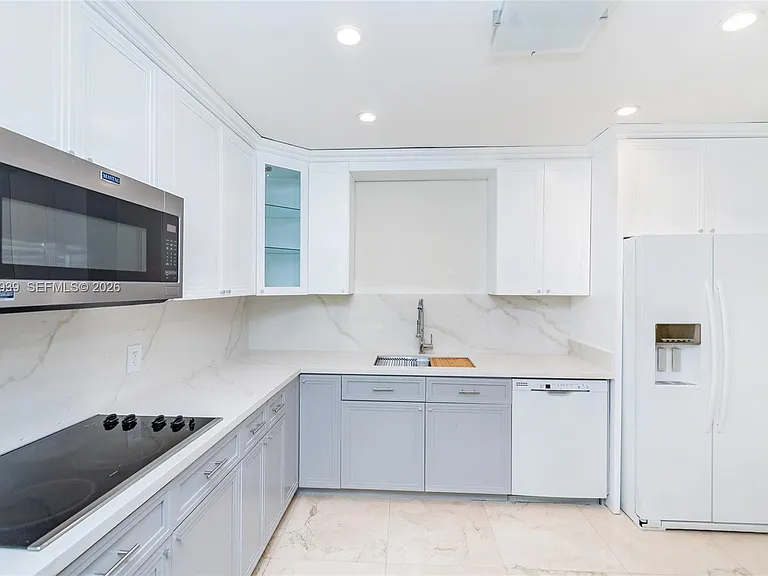 310 Harbor Ct — Photo 7