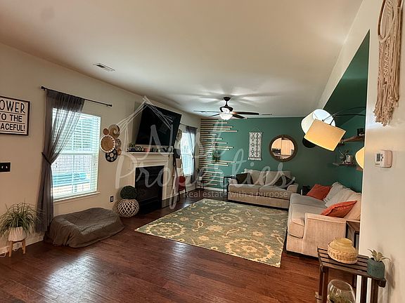 3rd image of 594 Newton Rd