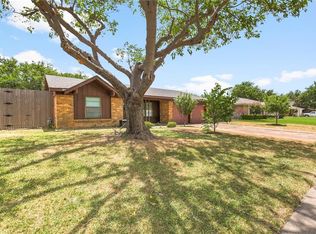 413 San Carlos Dr, Grand Prairie, TX 75051