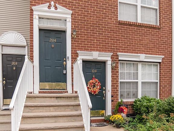 2nd image of 204 Lansdowne Ct