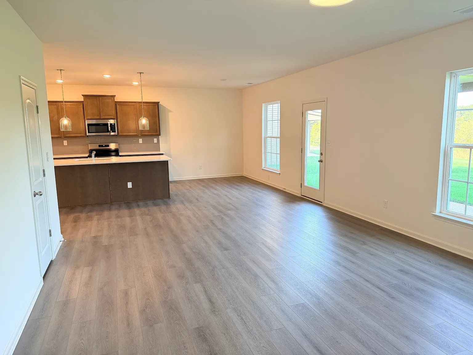 4 bed, 2.5 bath, 2350 sqft, $2,700 — Photo 3