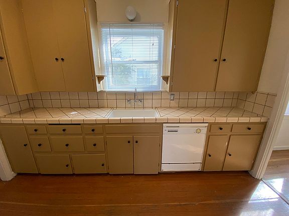 5th image of 530 Adams Ave