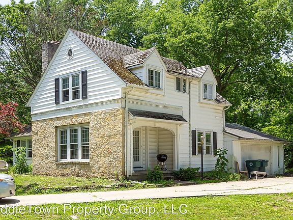2nd image of 901 N Linden St