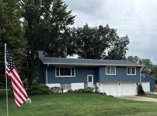139 Wisteria Ln, Riverdale, IA 52722