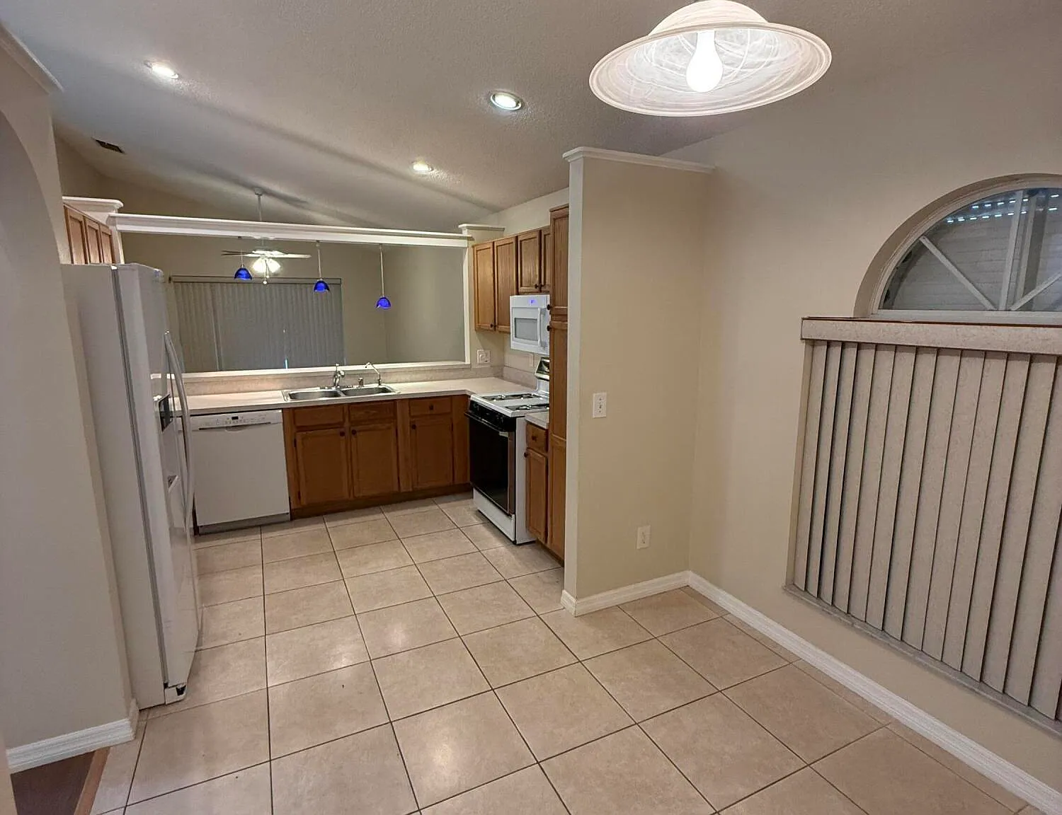 3 bed, 2.0 bath, 1544 sqft, $2,300 — Photo 4