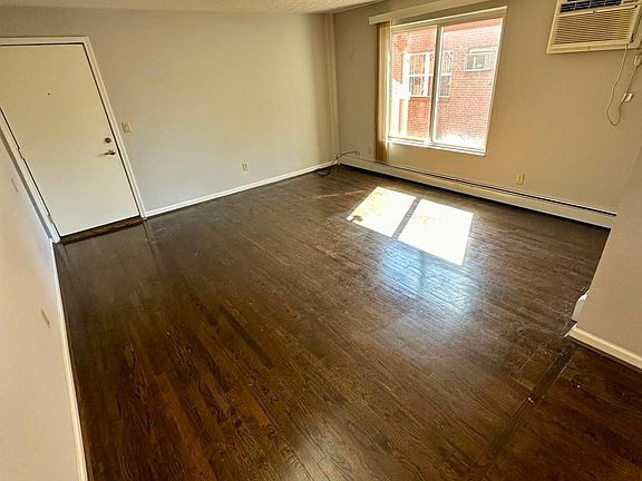 3rd image of 3909 Boudinot Ave #4