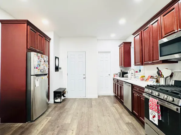 211 Smith Street image 1 of 4