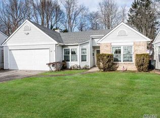 12 Chipmunk Trl, Coram, NY 11727