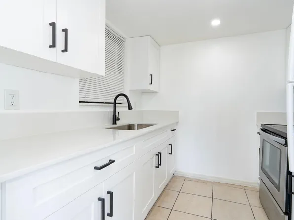 1490 W 42nd Pl APT 206, Hialeah, FL 33012