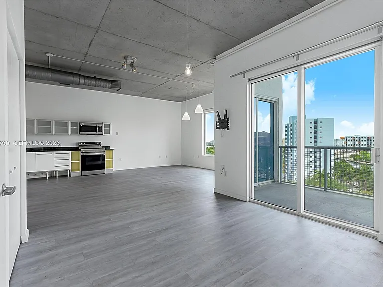 10 SW South River Dr #910 — Photo 3