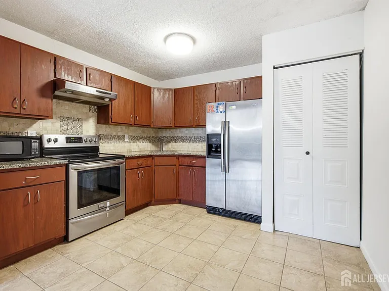 334 Lancaster Ct — Photo 8